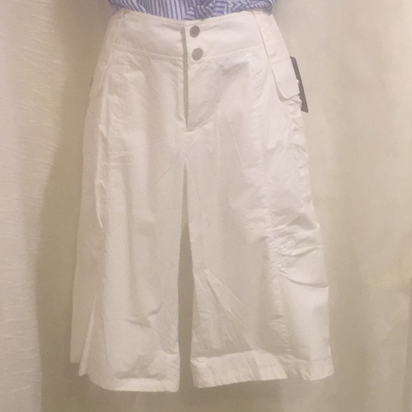 ⬇️PriceDrop⬇️🎉Host Pick🎉NWT White Bermuda shorts with band and crisscross ties - Picture 4 of 6